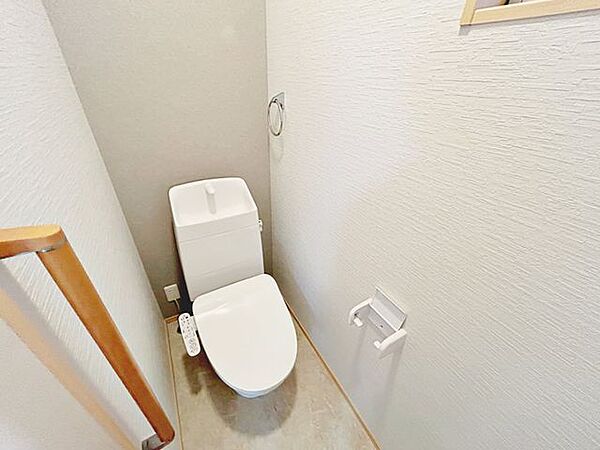 【リフォーム済】トイレ洗面所内にある既存のトイレを撤去し、ジャニス製の洗浄機能付きトイレを新設。クロス張替え、鍵付きの入口ドア新設、クッションフロア張り、換気扇交換をしております。直接お肌に触れる部…