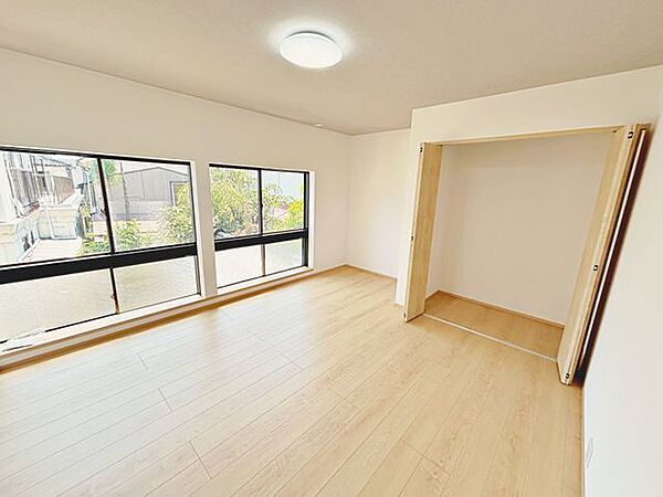 【リフォーム済】2階10帖洋室に変更予定のお部屋です。クロス張替、床クッションフロア張り、照明交換、建具交換、隣室との間に壁新設をしております。ご夫婦の寝室にしても十分な広さですね。