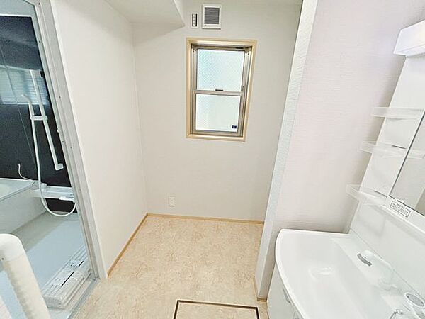 【リフォーム済】洗面所です。約3帖ありますのでゆったりご利用いただけます。