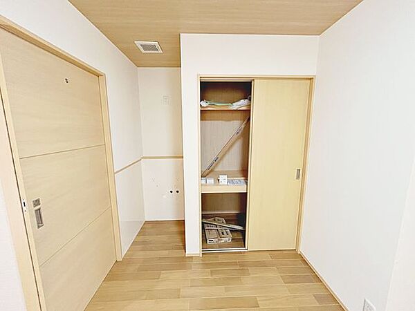 【リフォーム済】LDKにある収納はクリーニングをしております。洗面台は撤去しました。