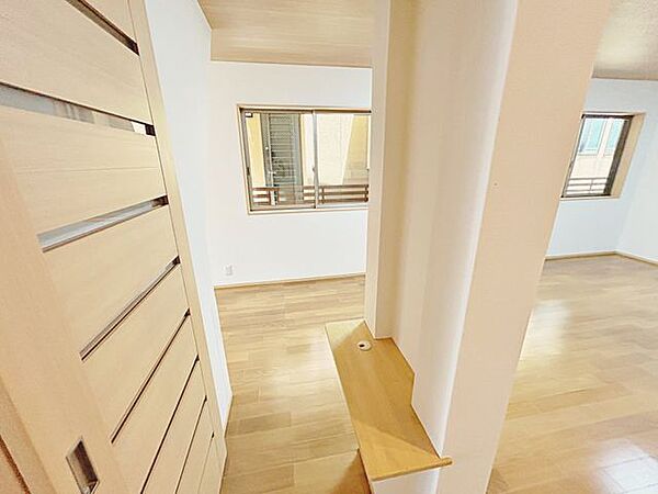 【リフォーム済】LDKの別角度です。抜けない柱を生かした棚はクリーニングをしております。