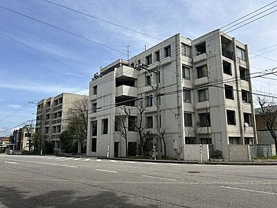 外観:【リフォーム済み】西側は県道に面していて対面に建物がない為明るくて解放感のあるマンションです。 外観:【リフォーム済み】西側は県道に面していて対面に建物がない為明るくて解放感のあるマンションです。