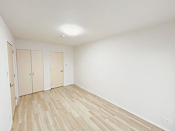 【リフォーム済】洋室8帖別角度になります。