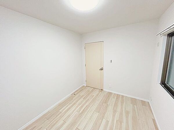 【リフォーム済】洋室5.7帖別角度になります。