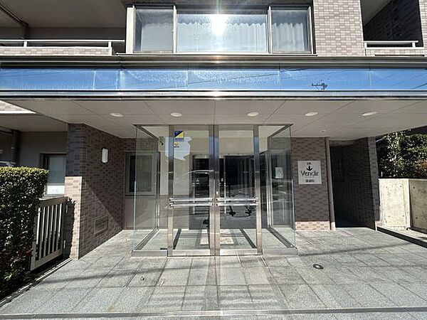 マンション入り口写真になります。