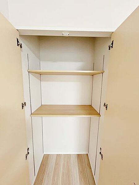 【リフォーム済】洋室8帖収納になります。