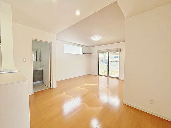 【リフォーム済】約16.25帖のLDK別角度です。クロス張替ました。和室の続き間もありますので使い勝手がいいですよ。
