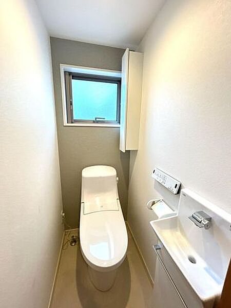 【リフォーム済】1階トイレです。トイレ交換、クロス張替をしております。2階にもトイレがあります。肌に触れる部分がきれいだと気持ちがいいですね。