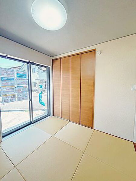 【リフォーム済】1階4.5帖和室はクロス張替をしております。LDKと続き間になっているので、お子様の遊び部屋にしたりこたつを置いたり使い方の幅が広がりますね。