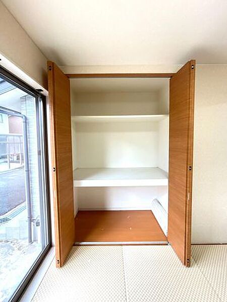 【リフォーム済】1階4.5帖和室にあるクローゼットはクリーニングをしております。中段が付いているのでお布団や小物の収納に便利です。