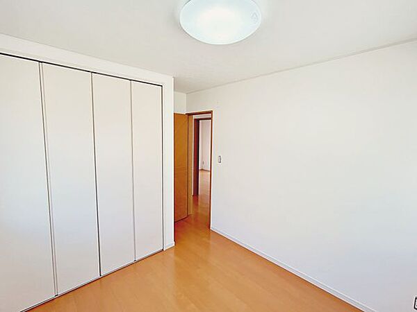 【リフォーム済】2階北東側の洋室5帖の別角度です。床とクローゼットはクリーニングをしております。