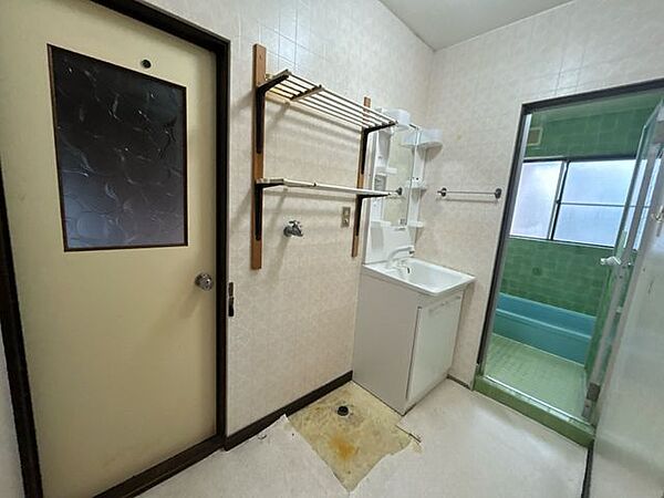 【リフォーム中】洗面所になります。クロス張替え、クッションフロア張替え、照明交換を予定しております。