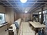 室内：【リフォーム中】和室8帖になります。クロス張替え、フローリング張り、照明交換を予定しております。