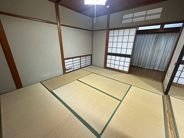 【リフォーム中】和室8帖になります。クロス張替え、フローリング張り、照明交換を予定しております。
