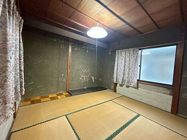 【リフォーム中】2階和室になります。クロス張替え、フローリング張り、照明交換を予定しております。
