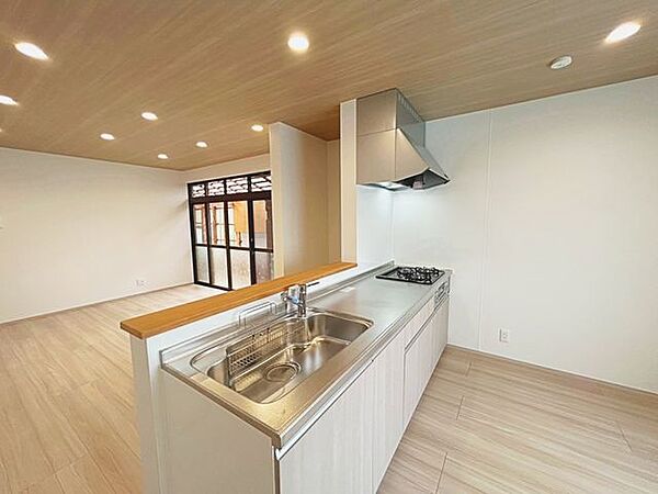 【リフォーム済】キッチンはリクシル製のシステムキッチンに交換済みです。