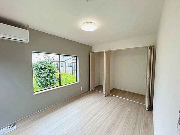 【リフォーム済】西側洋室です。壁・天井のクロス張替え、床はフローリングを貼りました。