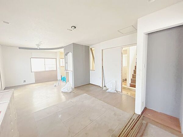 【リフォーム中】15帖LDKはクロス張替、照明交換、床フローリング張り、キッチン交換、ニッチ新設を予定しております。コンパクトですが、ダイニングとリビングスペースを分けて使える使い勝手の良いリビング。