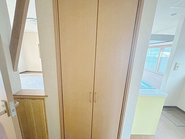 【リフォーム中】キッチン横の収納は、建具交換、クロス張替を予定しております。パントリーとしても使えて便利ですね。