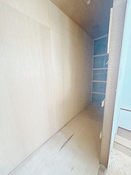 【リフォーム中】2階廊下の押入れは、建具交換、照明交換、クロス張替を予定しております。季節家電など大きい物も収納できるたっぷりサイズです。