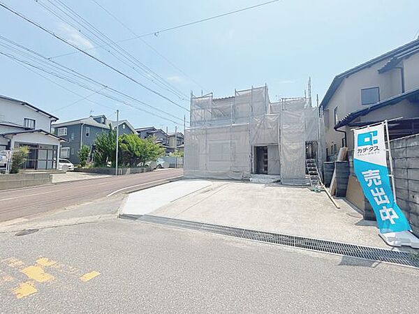 【リフォーム中】外観別角度です。向かって左側のお庭は撤去し、車が出入りしやすいようにグレーチング新設も予定しております。駐車場の使い勝手が良いのはストレスフリーです。