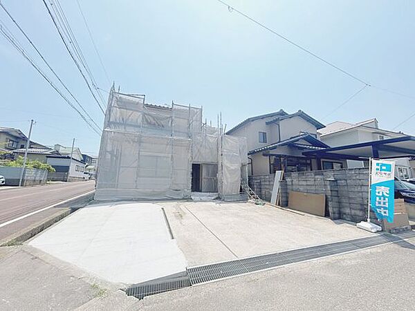 【リフォーム中】駐車場は向かって左側のお庭を解体して並列3台に拡張予定です。奥に詰めればもう一台横付けもできますよ。来客の際に嬉しいですね。