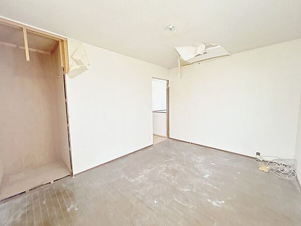【リフォーム中】2階西側にある6帖洋室の別角度です。クローゼット新設予定です。コンパクトでも収納があるとお部屋がすっきり片付きますね。
