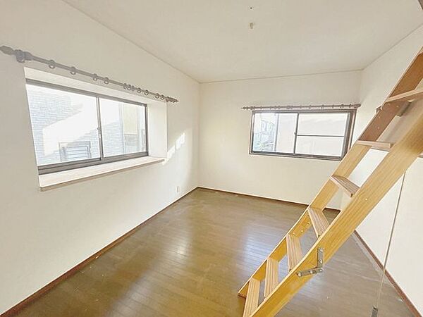【リフォーム中】2階南側にある6帖洋室です。床フロアタイル張り、クロス張替、建具交換、照明交換を予定しております。2階のお部屋は全室出窓付き。こちらのお部屋は小屋裏収納もついています。