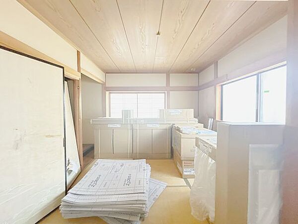 【リフォーム中】1階4.5帖和室は、畳表替え、建具交換、クロス張替、照明交換を予定しております。LDKと続き間になっているので、こたつを置いたりお子様の遊び場にしてもいいですね。
