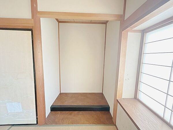 【リフォーム中】1階和室の床の間です。クロス張替を予定しております。掛け軸を飾るもよし、お子さまやご家族の作品を飾るもよし。何を飾るか楽しみになりますね。