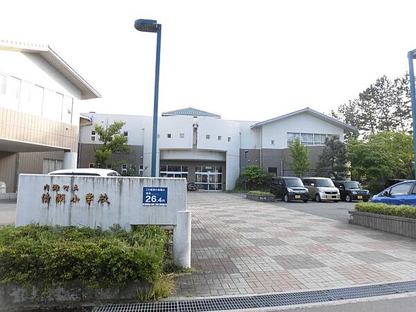 内灘 清湖小学校まで約1200ｍ。 2000m