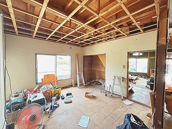 【リフォーム中】1階約11.5帖LDKになります。フローリング張替え、クロス張替え、照明交換、建具交換を行います。