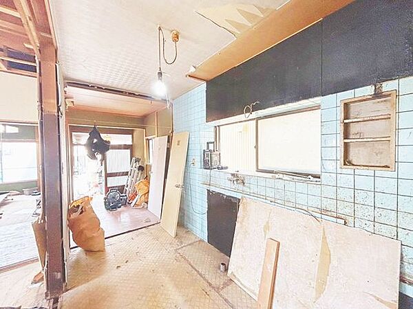 【リフォーム中】1階約11.5帖LDKの別角度になります。