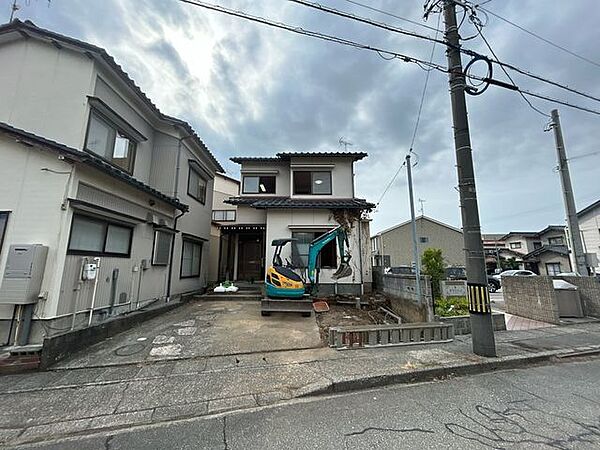 【リフォーム中】駐車場は庭部分を解体し駐車並列3台停められるように拡張工事を行います。