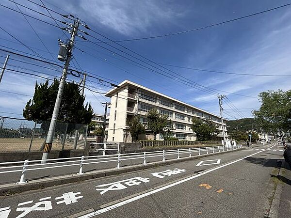 金沢市立額中学校まで1700ｍです。