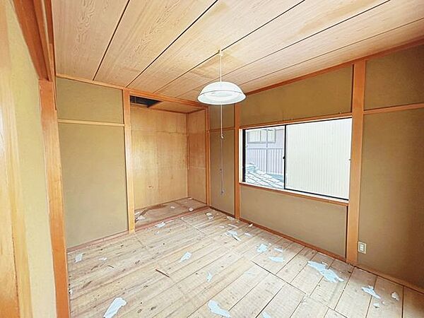 【リフォーム中】2階6帖和室の別角度になります。