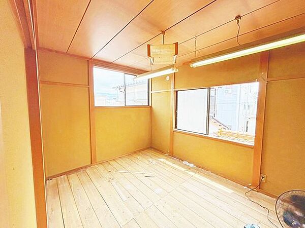 【リフォーム中】2階6帖和室になります。和室から洋室に間取り変更、フローリング張替え、クロス張替え、照明交換、建具交換を行います。