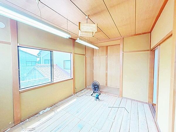 【リフォーム中】2階6帖和室の別角度です。