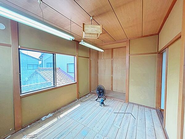 【リフォーム中】2階6帖和室の別角度です。