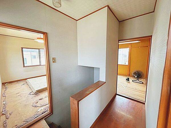 【リフォーム中】2階廊下になります。フロアタイル重張、クロス張替え、照明交換を行います。