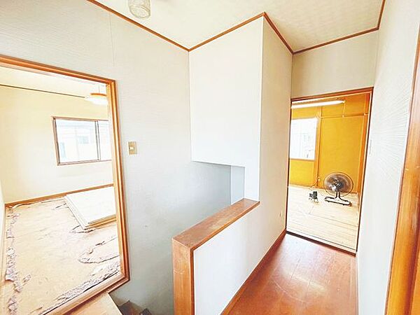 【リフォーム中】2階廊下になります。フロアタイル重張、クロス張替え、照明交換を行います。