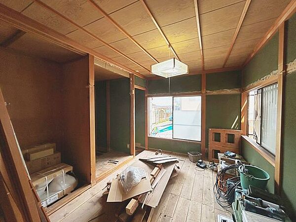 【リフォーム中】1階約6帖和室になります。和室から洋室に間取り変更、フローリング張替え、クロス張替え、照明交換、建具交換を行います。