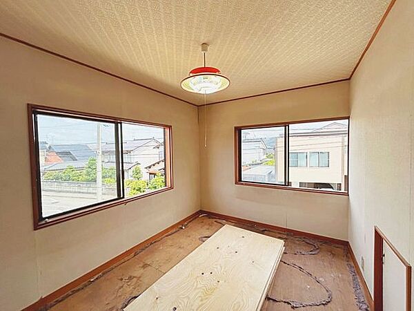 【リフォーム中】2階約6帖洋室になります。フロアタイル重張、クロス張替え、照明交換、建具交換を行います。