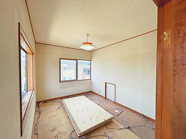 【リフォーム中】2階約6帖洋室の別角度になります。