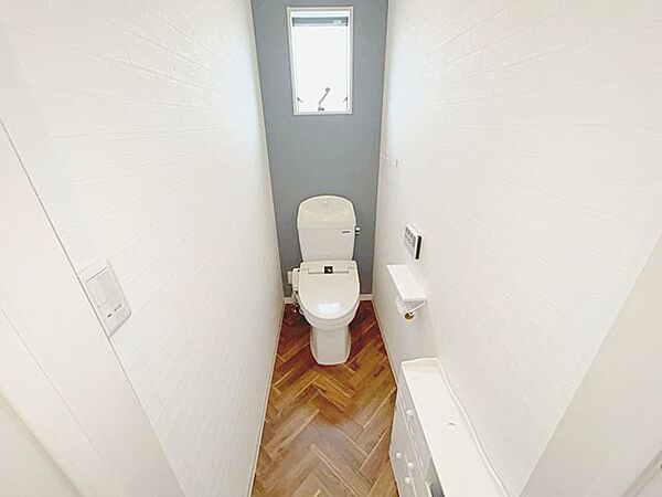 2階トイレです。奥行もありゆったりとしたトイレです。2階にもトイレがあると大変便利ですね。