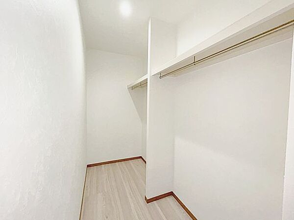 2階6帖洋室のウォークインクローゼットです。