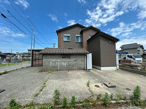 北東面隣地の小屋は平家建てなので、日差しを遮ることが無い為日中も明るいです。