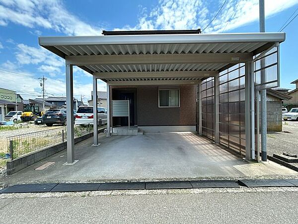 駐車場は3台駐車可能です。玄関正面部のカーポートに2台、東面に青空駐車場が1台分あります。