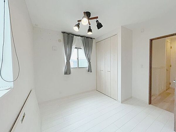 2階洋室約4．69帖です。隣のお部屋と間仕切り戸によりわかれていますが、一体として使用する事も可能です。