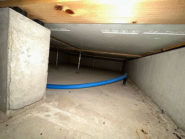 中古住宅の3大リスクである、雨漏り、主要構造部分の欠陥や腐食、給排水管の漏水や故障を2年間保証します。その前提で床下まで確認の上でリフォームし、シロアリの被害調査と防除工事もおこないます
